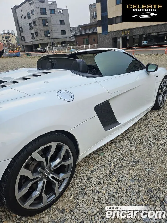 AUDI R8 5.2 V10 Spyder 2015 — photo 4 sur 13