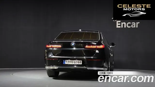 BMW Série 7 (G70) 740i sDrive Design Pure Excellence 2023 — photo 4 sur 20
