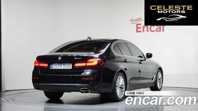 BMW Série 5 (G30) 530i Luxury 2021 — photo 2 sur 26