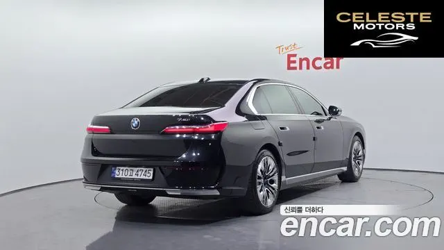 BMW Série 7 (G70) 740i sDrive Design Pure Excellence 2023 — photo 2 sur 39