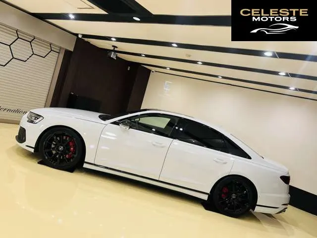 AUDI S8 2024 — photo 2 sur 8