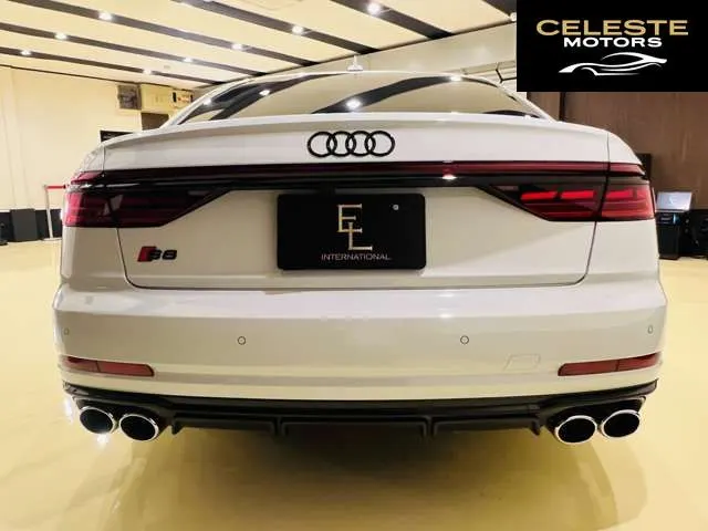 AUDI S8 2024 — photo 4 sur 8