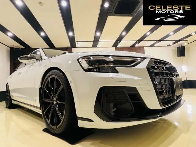 AUDI S8 2024 — photo 6 sur 8