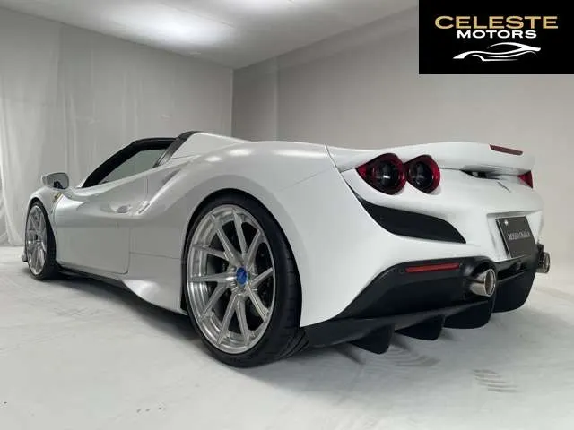 FERRARI F8 Spider 2021 — photo 1 sur 8