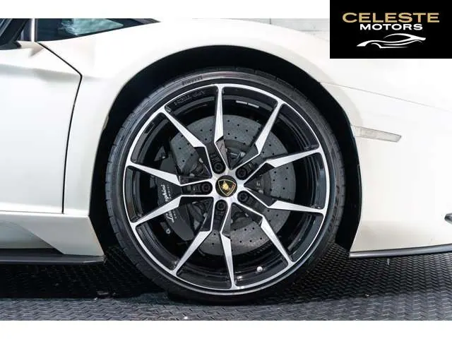LAMBORGHINI Aventador 2018 — photo 2 sur 8
