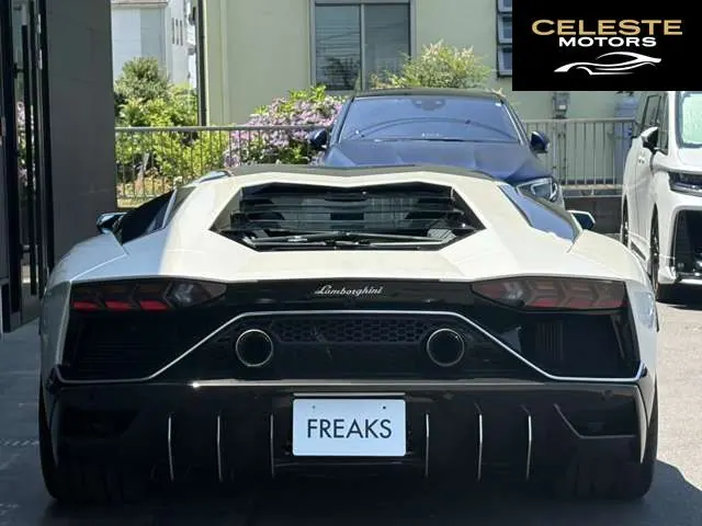 LAMBORGHINI Aventador 2022 — photo 2 sur 8