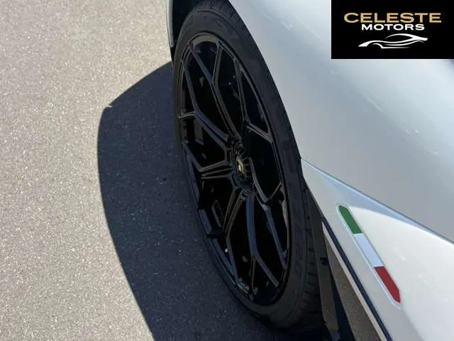 LAMBORGHINI Aventador 2022 — photo 4 sur 8