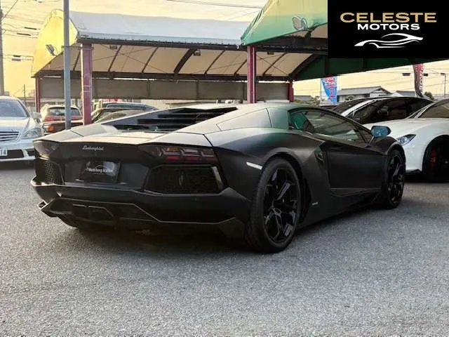 LAMBORGHINI Aventador 2011 — photo 3 sur 8