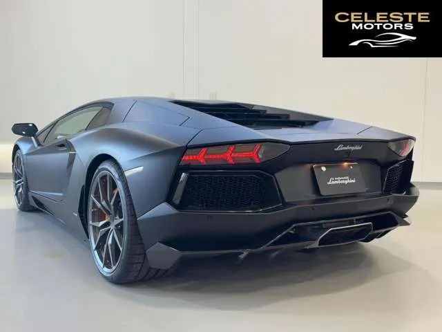LAMBORGHINI Aventador 2015 — photo 2 sur 8
