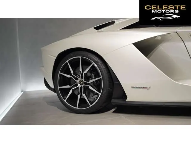 LAMBORGHINI Aventador 2017 — photo 3 sur 8