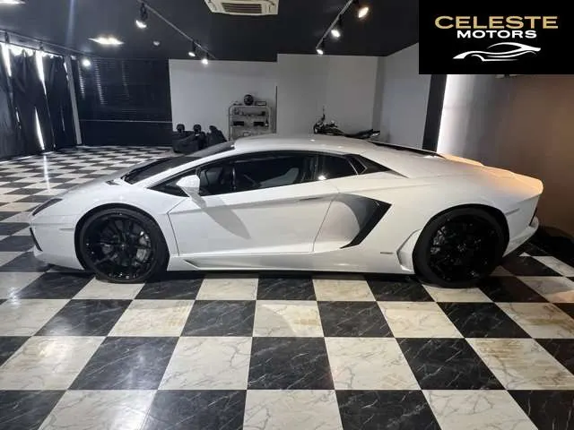 LAMBORGHINI Aventador 2016 — photo 2 sur 8