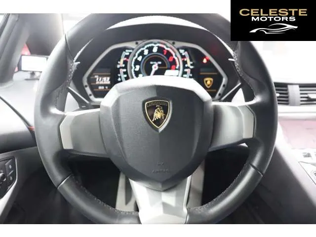 LAMBORGHINI Aventador 2012 — photo 7 sur 8