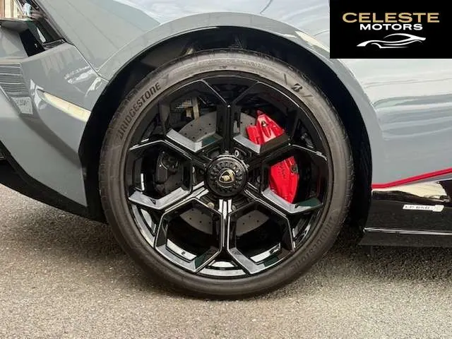 LAMBORGHINI Huracán 2023 — photo 4 sur 8