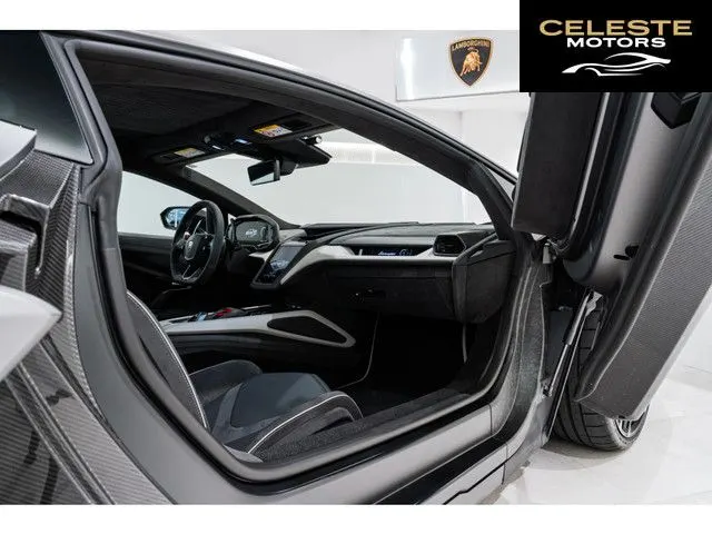 LAMBORGHINI Revuelto 2024 — photo 2 sur 8