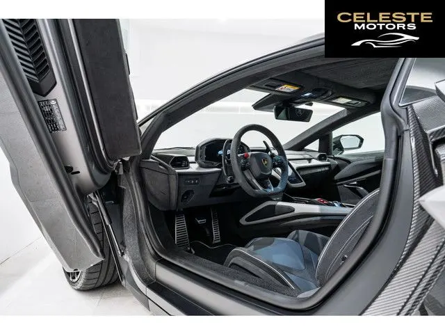 LAMBORGHINI Revuelto 2024 — photo 4 sur 8