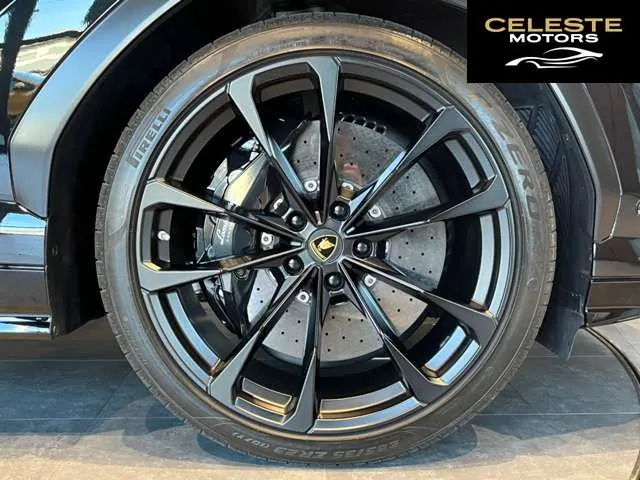 LAMBORGHINI Urus 2019 — photo 3 sur 8
