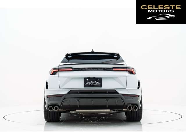 LAMBORGHINI Urus 2024 — photo 2 sur 8