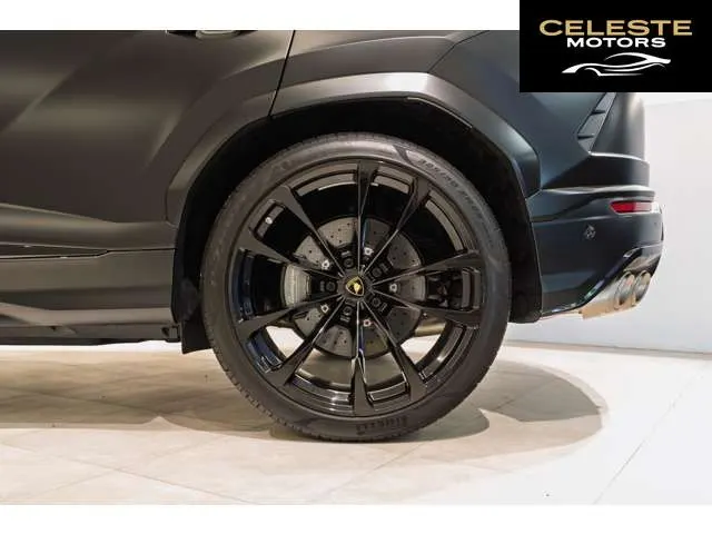 LAMBORGHINI Urus 2019 — photo 8 sur 8