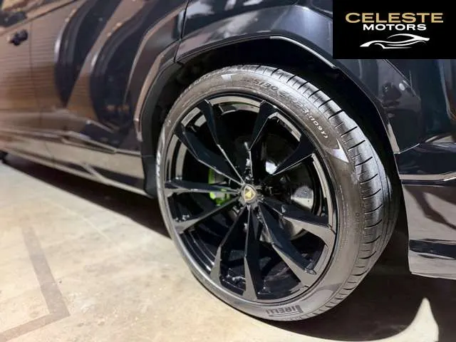 LAMBORGHINI Urus 2023 — photo 6 sur 8