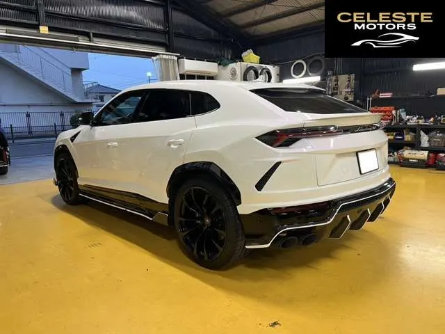 LAMBORGHINI Urus 2023 — photo 3 sur 8