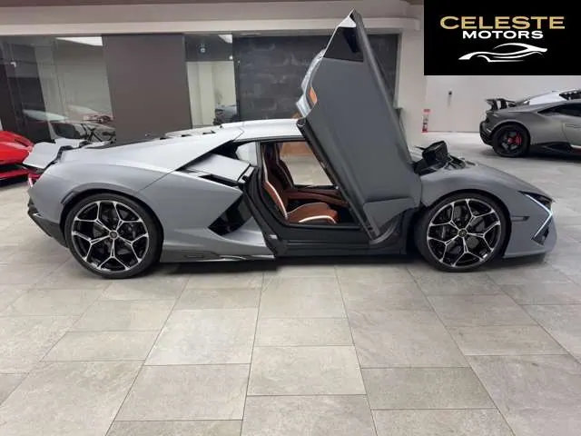 LAMBORGHINI Revuelto 2025 — photo 2 sur 8