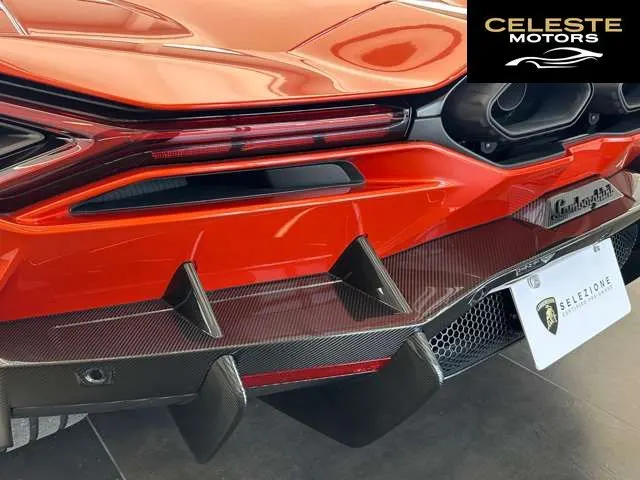LAMBORGHINI Revuelto 2024 — photo 7 sur 8