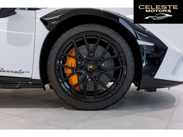 LAMBORGHINI Huracán Sterrato 2024 — photo 7 sur 8