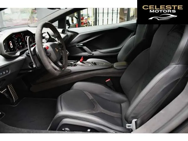 LAMBORGHINI Revuelto 2024 — photo 2 sur 8