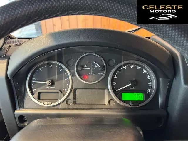 LAND ROVER Defender 2012 — photo 7 sur 8