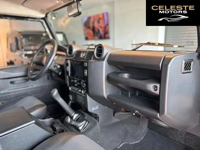 LAND ROVER Defender 2010 — photo 7 sur 8