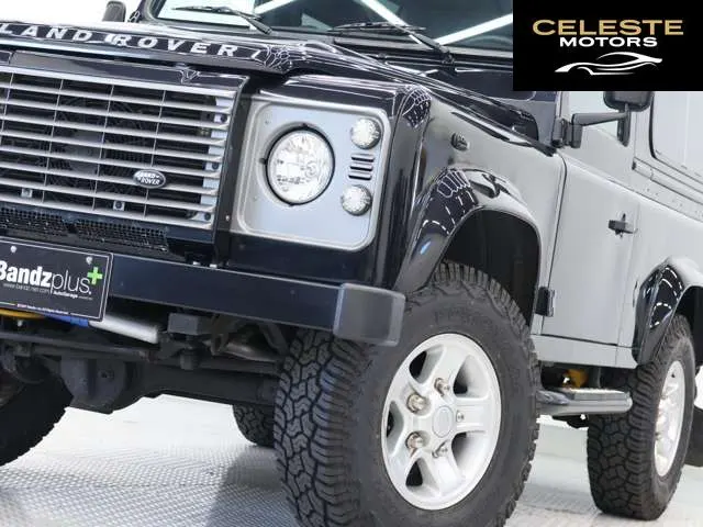 LAND ROVER Defender 2012 — photo 7 sur 8