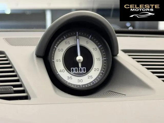 PORSCHE 911 2023 — photo 8 sur 8