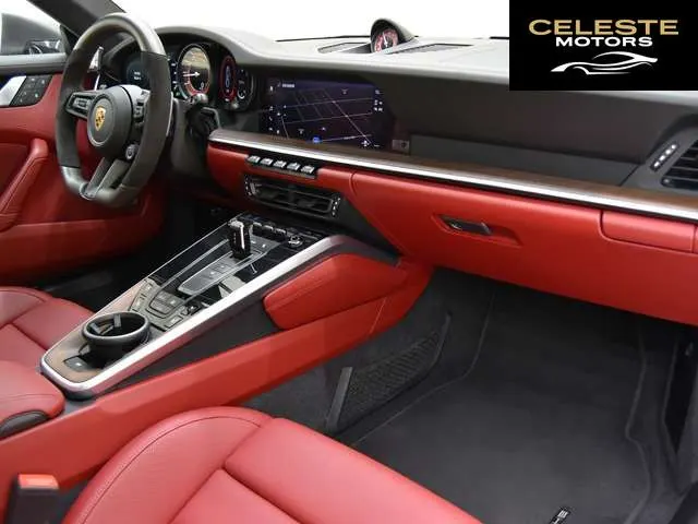PORSCHE 911 2021 — photo 6 sur 8