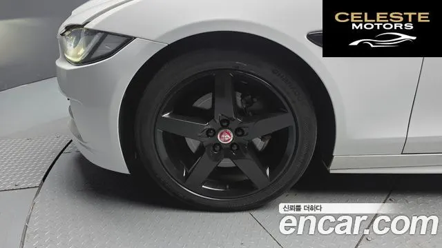JAGUAR XE 20d RSport 2018 — photo 5 sur 20