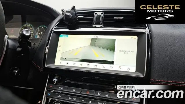 JAGUAR XE 20d RSport 2018 — photo 16 sur 20