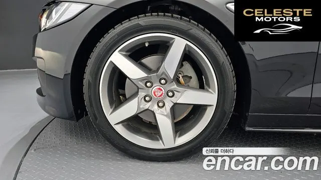 JAGUAR XE 20d RSport 2018 — photo 5 sur 20