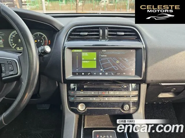JAGUAR F-PACE 20d 2017 — photo 17 sur 26