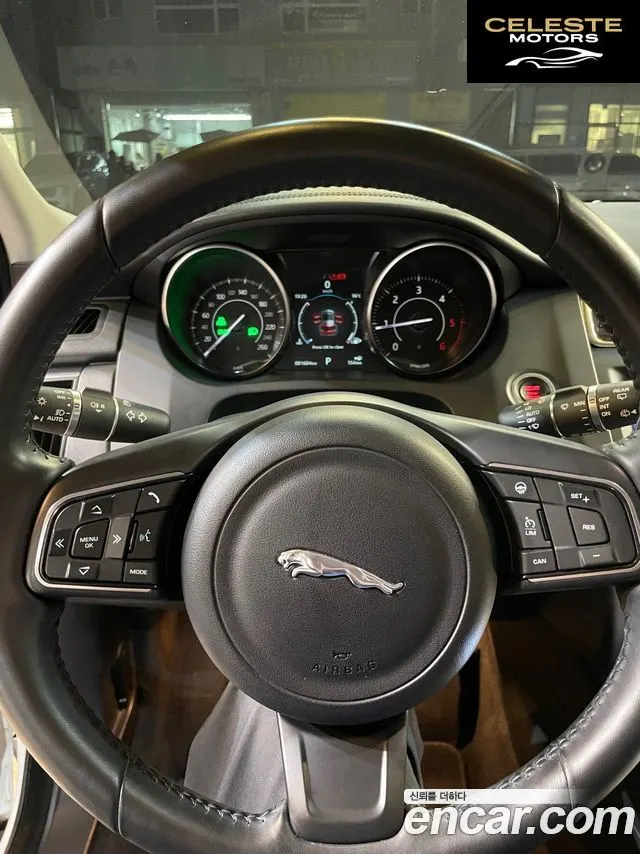 JAGUAR E-PACE D180 S 2019 — photo 13 sur 23