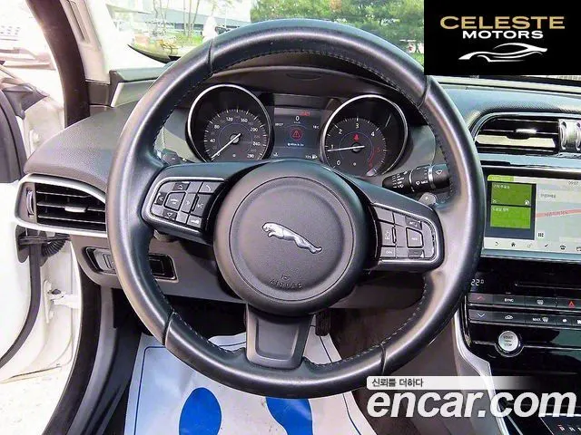 JAGUAR XE 20d AWD 2017 — photo 12 sur 26