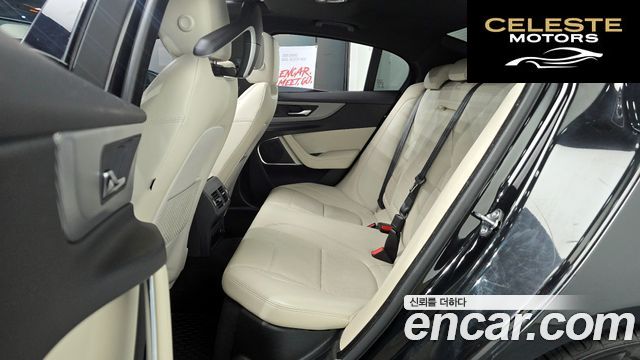 JAGUAR XE D180 R-Dynamic S 2020 — photo 17 sur 38