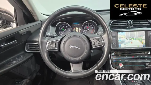 JAGUAR XE 20t 2016 — photo 13 sur 20