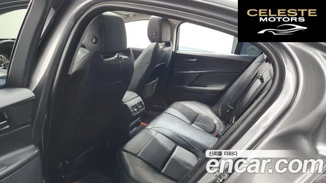 JAGUAR XE 20d RSport 2018 — photo 28 sur 34