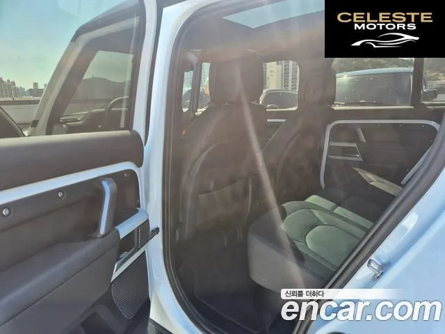 LAND ROVER Defender (L663) 110 P300 X-Dynamic SE 2024 — photo 13 sur 26
