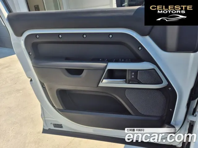LAND ROVER Defender (L663) 110 P300 X-Dynamic SE 2024 — photo 9 sur 26