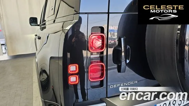 LAND ROVER Defender (L663) 110 P300 X-Dynamic SE 2023 — photo 9 sur 33