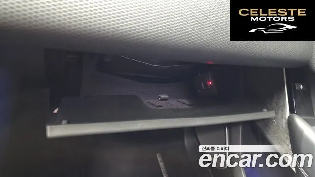LAND ROVER Range Rover Velar 3.0 D300 R-Dynamic SE 2019 — photo 31 sur 33