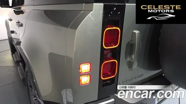 LAND ROVER Defender (L663) 110 P300 X-Dynamic SE 2023 — photo 8 sur 36