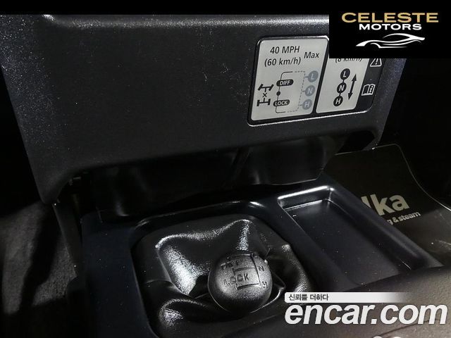 LAND ROVER Defender 90 2010 — photo 12 sur 20