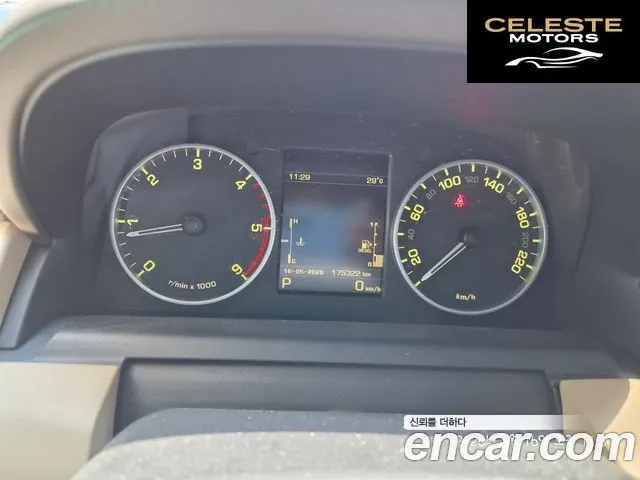 LAND ROVER Discovery 4 3.0 SDV6 SE 2016 — photo 8 sur 26
