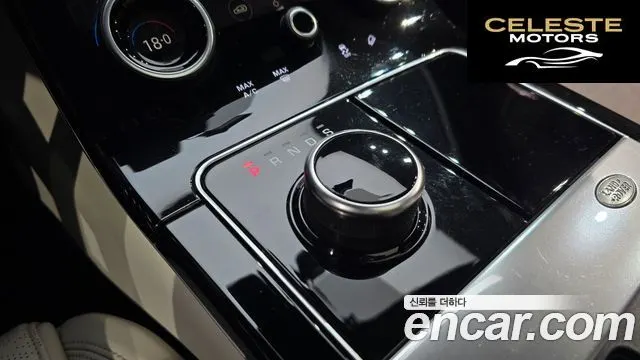 LAND ROVER Range Rover Velar 3.0 D300 R-Dynamic HSE 2018 — photo 9 sur 26